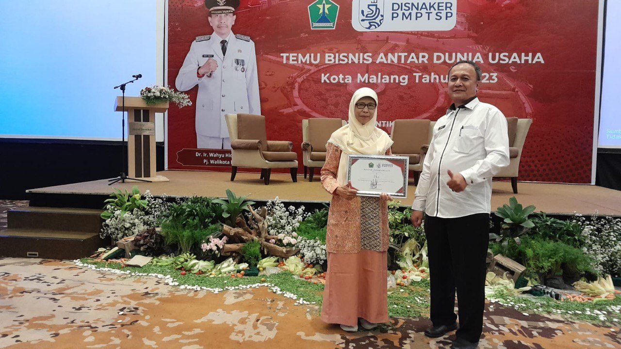 Ketua PC Aisyiyah Lowokwaru raih penghargaan dari Disnaker Kota Malang